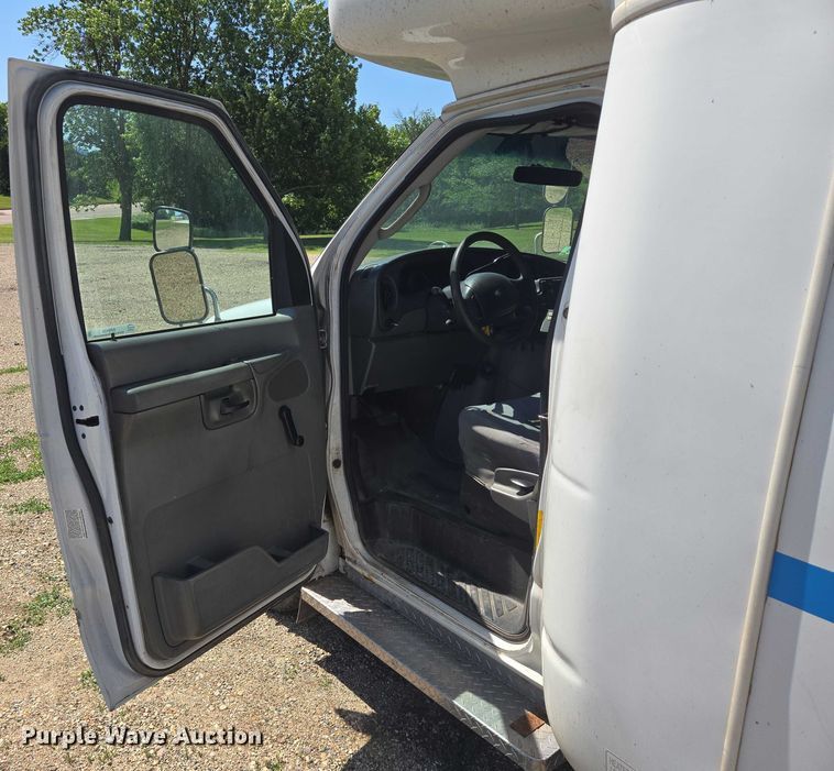 image for item ER5418 2003 Ford E450 Super Duty shuttle bus