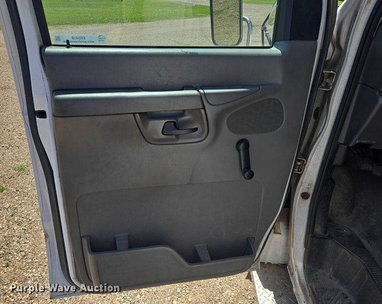 image for item ER5418 2003 Ford E450 Super Duty shuttle bus