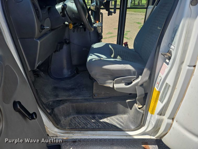 image for item ER5418 2003 Ford E450 Super Duty shuttle bus
