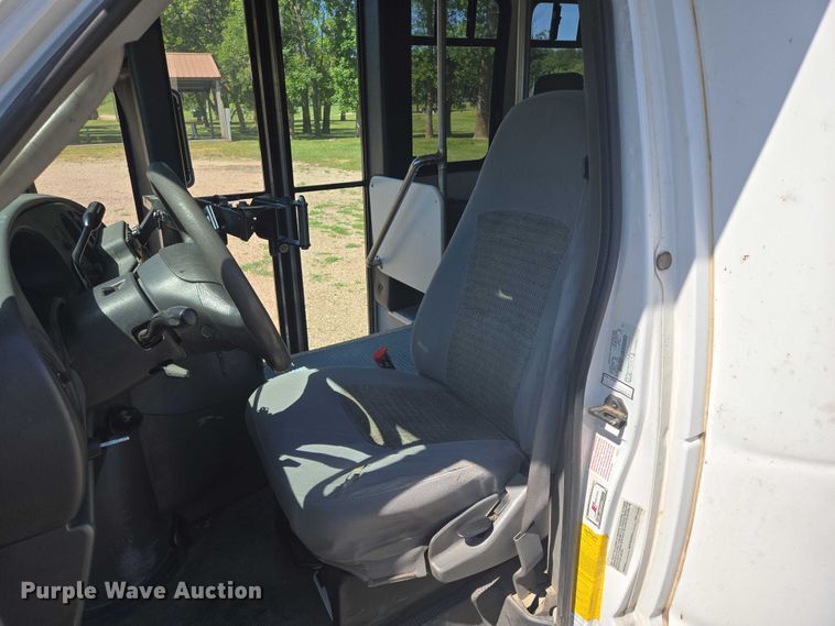 image for item ER5418 2003 Ford E450 Super Duty shuttle bus