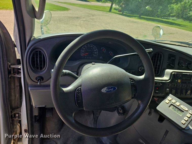 image for item ER5418 2003 Ford E450 Super Duty shuttle bus