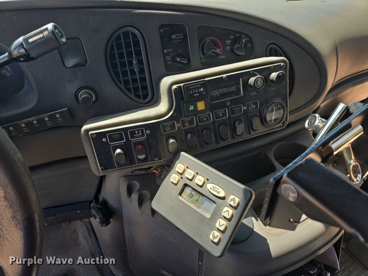 image for item ER5418 2003 Ford E450 Super Duty shuttle bus