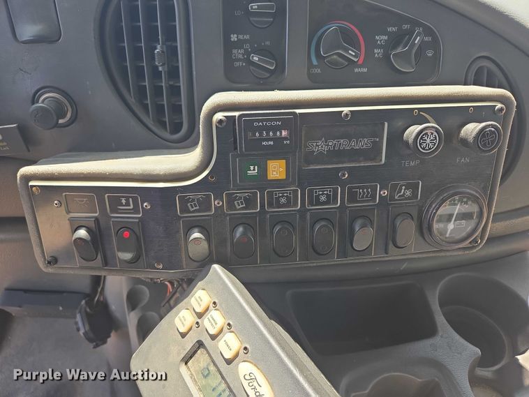 image for item ER5418 2003 Ford E450 Super Duty shuttle bus