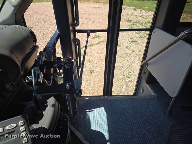 image for item ER5418 2003 Ford E450 Super Duty shuttle bus