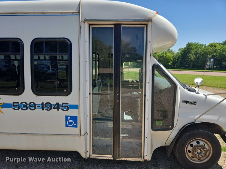 image for item ER5418 2003 Ford E450 Super Duty shuttle bus