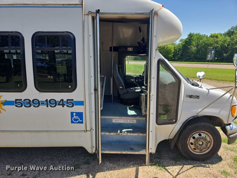 image for item ER5418 2003 Ford E450 Super Duty shuttle bus