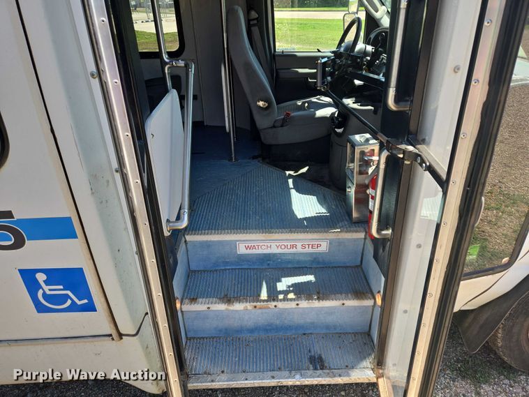 image for item ER5418 2003 Ford E450 Super Duty shuttle bus