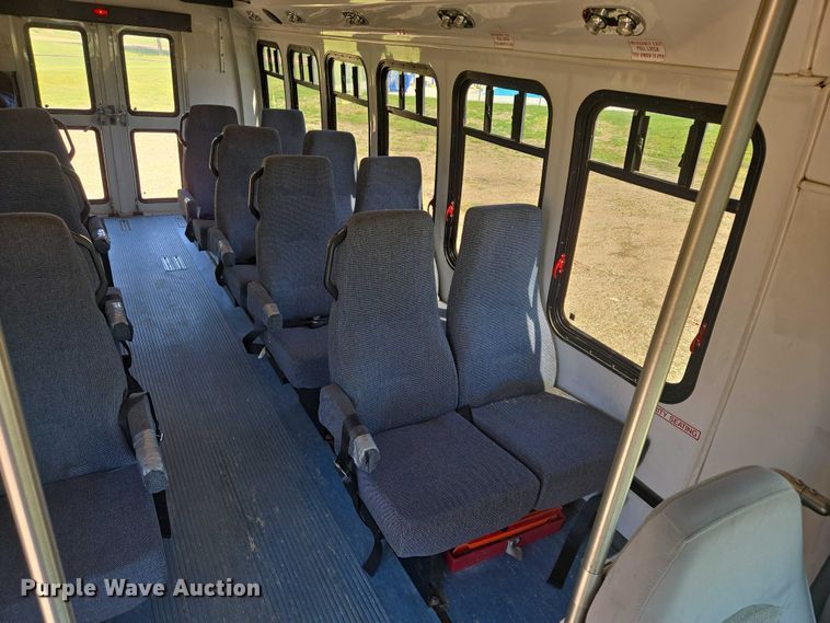 image for item ER5418 2003 Ford E450 Super Duty shuttle bus