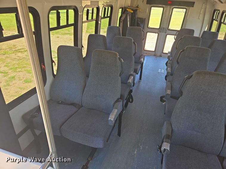 image for item ER5418 2003 Ford E450 Super Duty shuttle bus