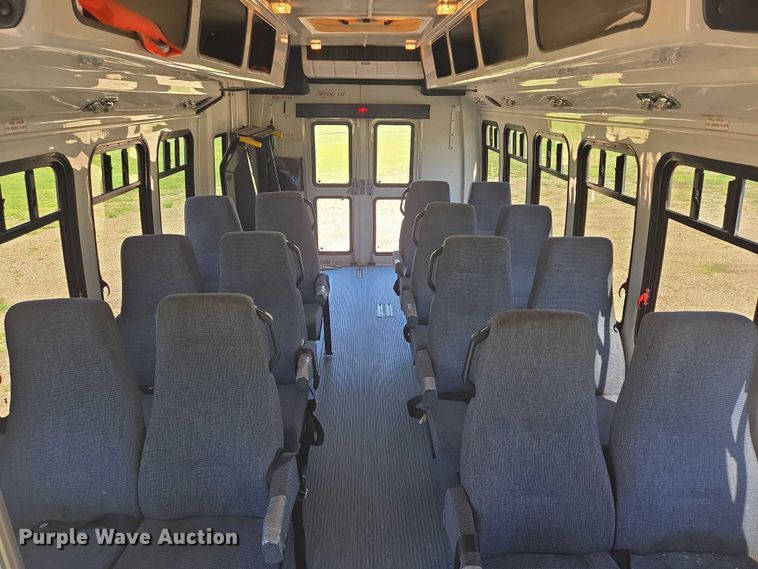 image for item ER5418 2003 Ford E450 Super Duty shuttle bus