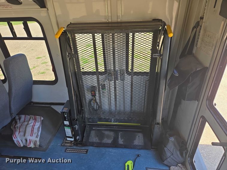 image for item ER5418 2003 Ford E450 Super Duty shuttle bus