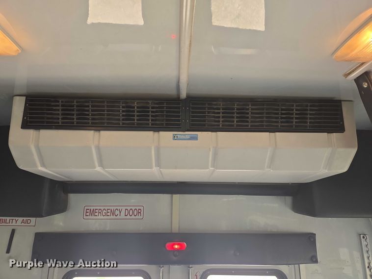 image for item ER5418 2003 Ford E450 Super Duty shuttle bus