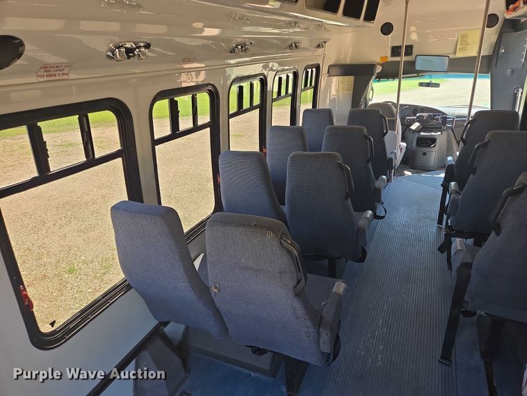 image for item ER5418 2003 Ford E450 Super Duty shuttle bus
