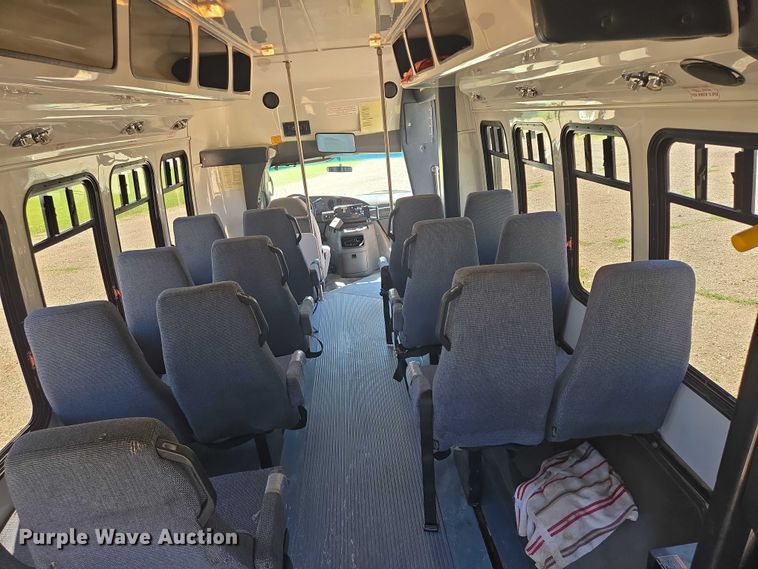 image for item ER5418 2003 Ford E450 Super Duty shuttle bus