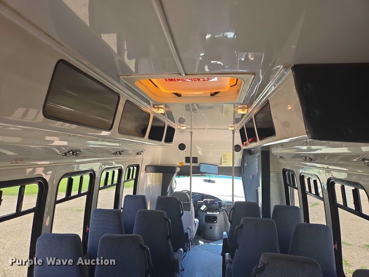 image for item ER5418 2003 Ford E450 Super Duty shuttle bus