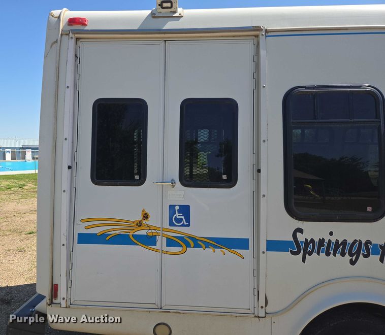 image for item ER5418 2003 Ford E450 Super Duty shuttle bus