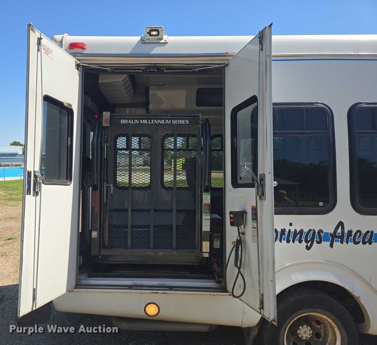 image for item ER5418 2003 Ford E450 Super Duty shuttle bus