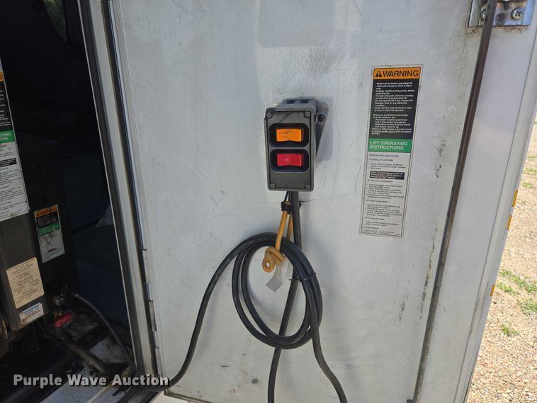 image for item ER5418 2003 Ford E450 Super Duty shuttle bus