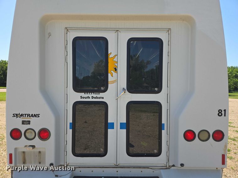 image for item ER5418 2003 Ford E450 Super Duty shuttle bus