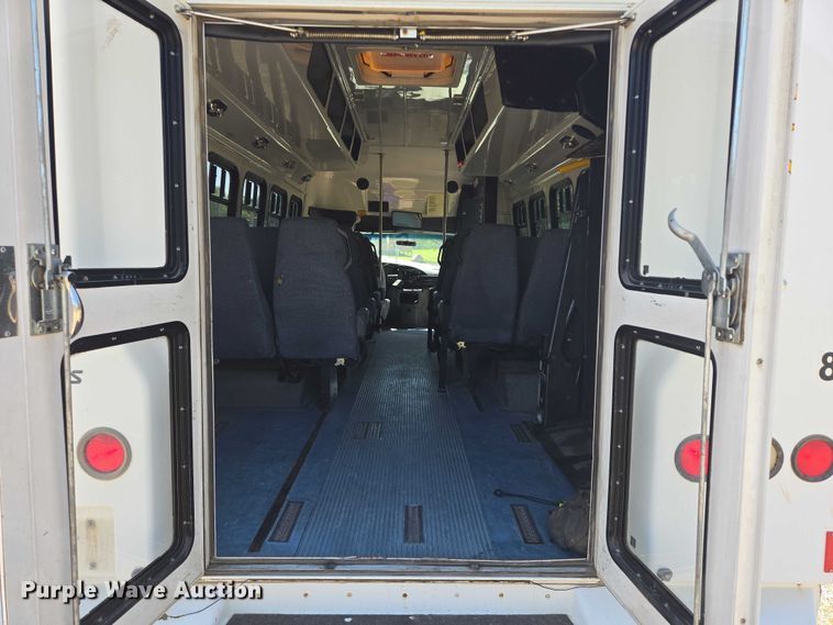 image for item ER5418 2003 Ford E450 Super Duty shuttle bus