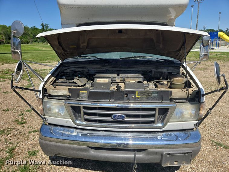image for item ER5418 2003 Ford E450 Super Duty shuttle bus