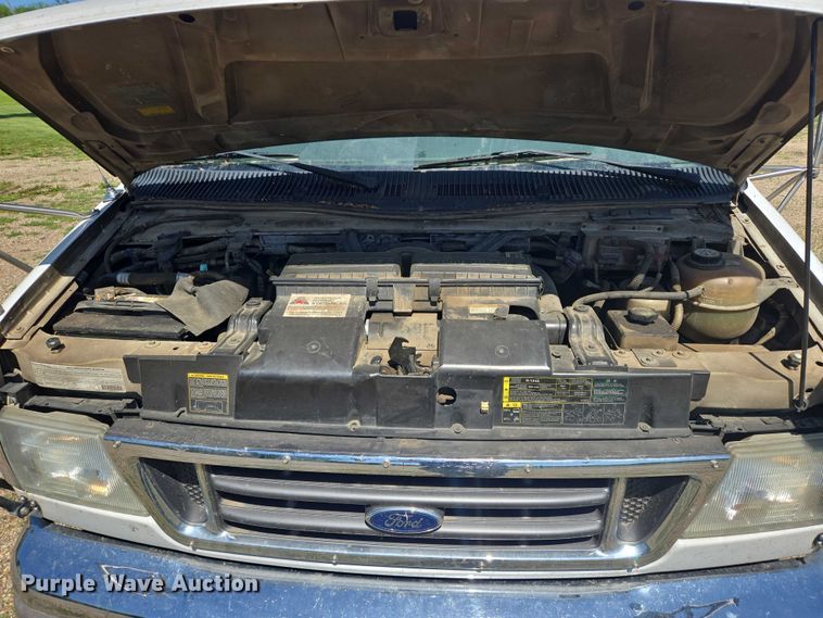 image for item ER5418 2003 Ford E450 Super Duty shuttle bus