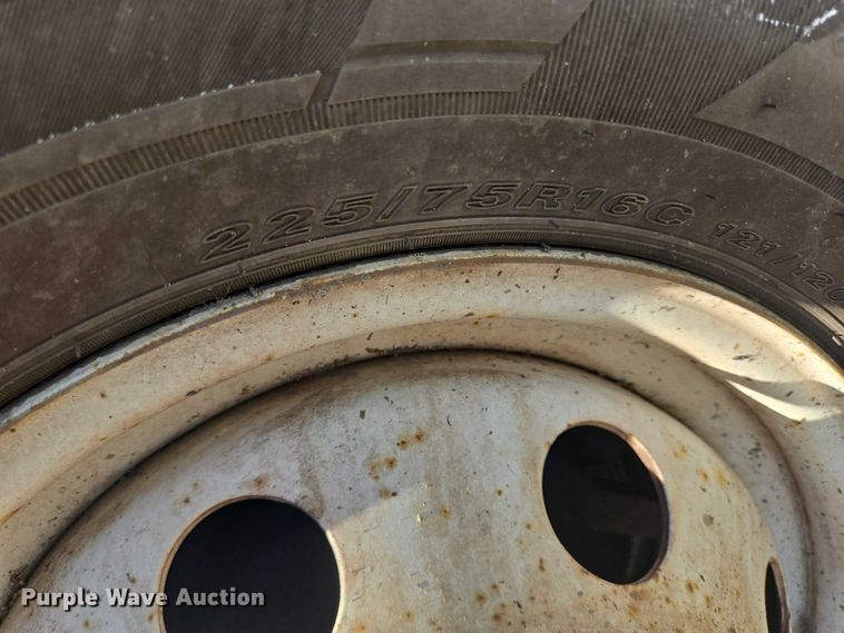 image for item ER5418 2003 Ford E450 Super Duty shuttle bus