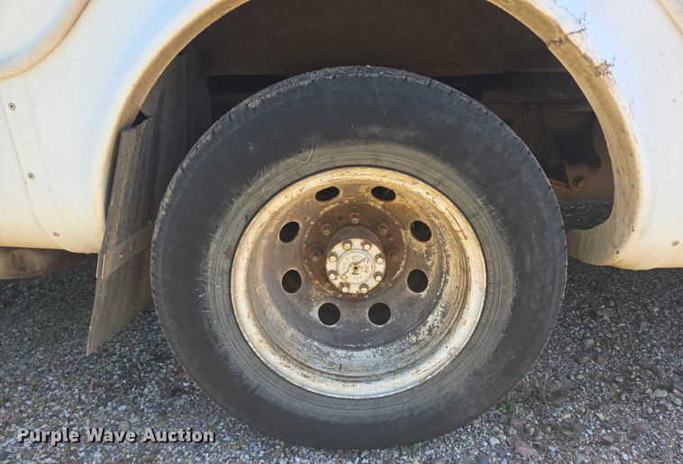 image for item ER5418 2003 Ford E450 Super Duty shuttle bus