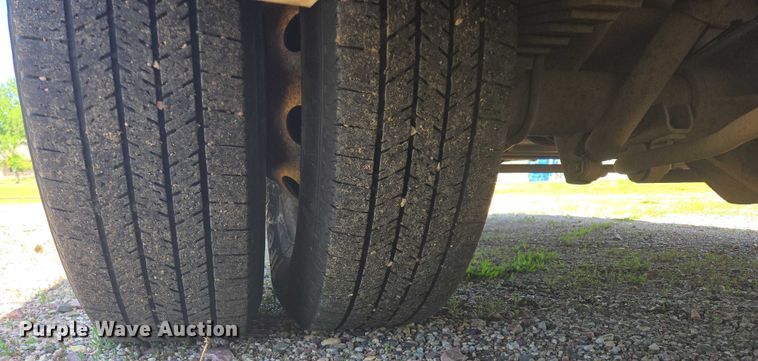 image for item ER5418 2003 Ford E450 Super Duty shuttle bus