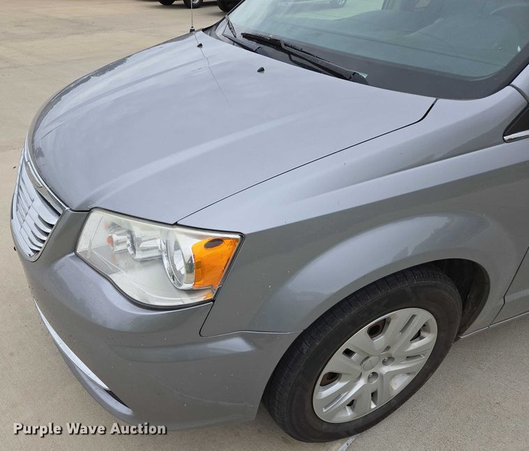 image for item ER5424 2015 Chrysler Town & Country van