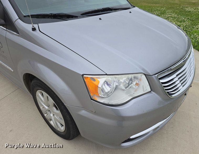 image for item ER5424 2015 Chrysler Town & Country van