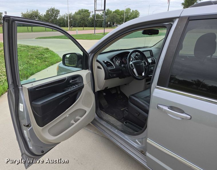 image for item ER5424 2015 Chrysler Town & Country van