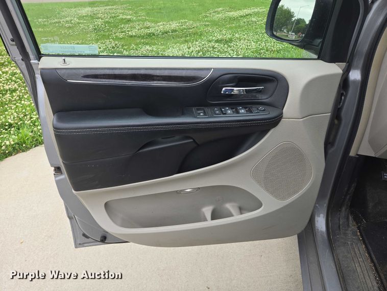 image for item ER5424 2015 Chrysler Town & Country van