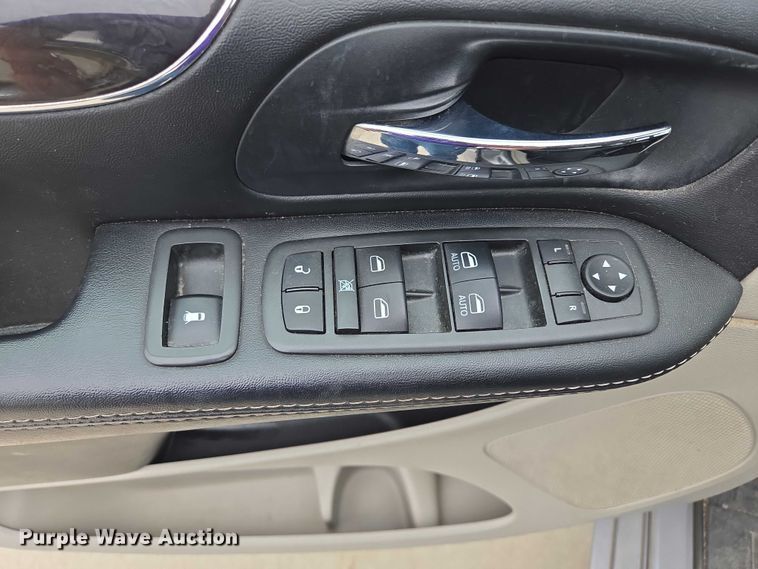 image for item ER5424 2015 Chrysler Town & Country van