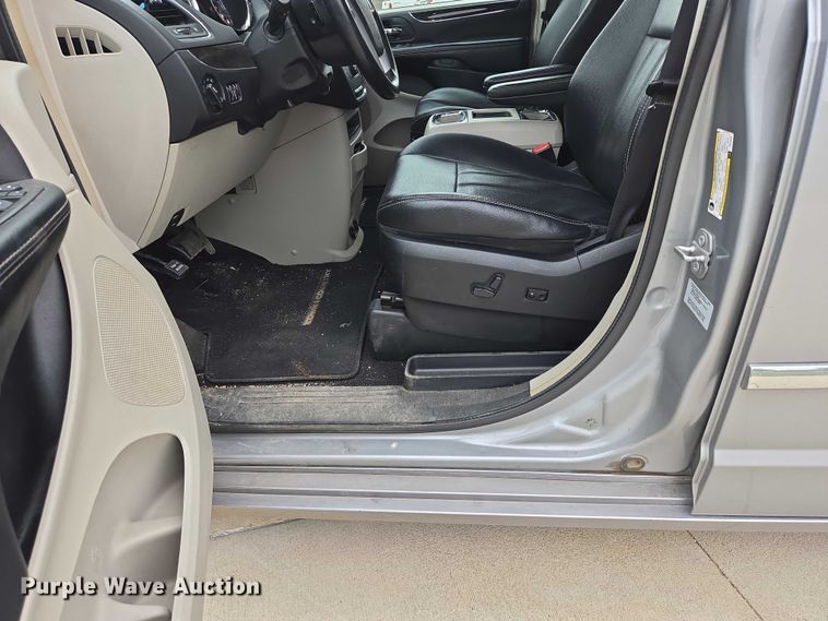 image for item ER5424 2015 Chrysler Town & Country van