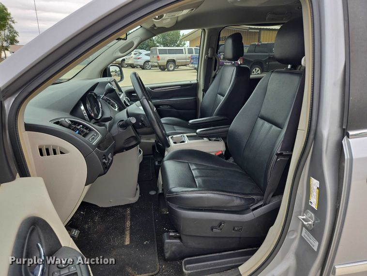 image for item ER5424 2015 Chrysler Town & Country van