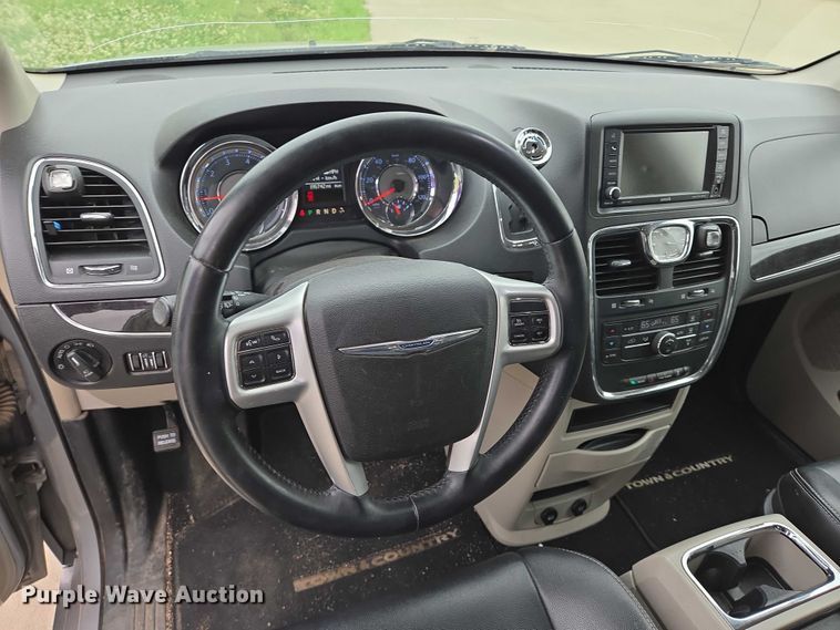 image for item ER5424 2015 Chrysler Town & Country van