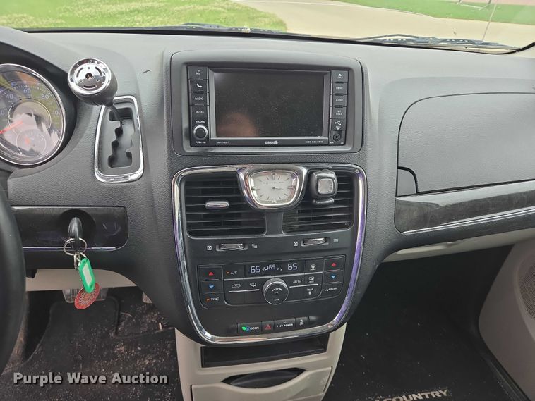 image for item ER5424 2015 Chrysler Town & Country van