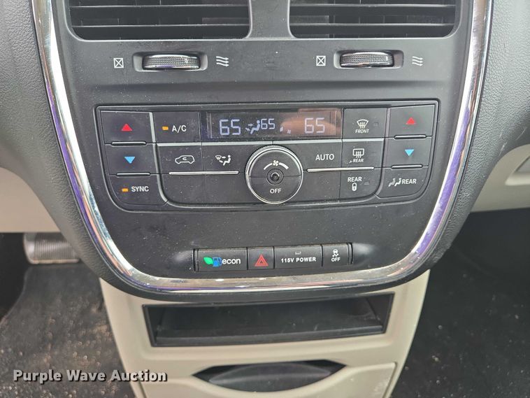 image for item ER5424 2015 Chrysler Town & Country van