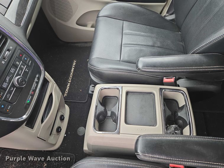 image for item ER5424 2015 Chrysler Town & Country van