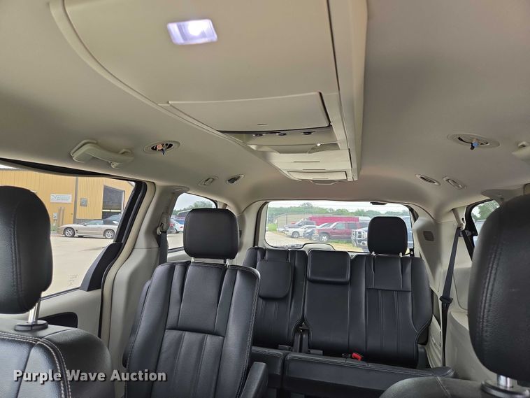 image for item ER5424 2015 Chrysler Town & Country van