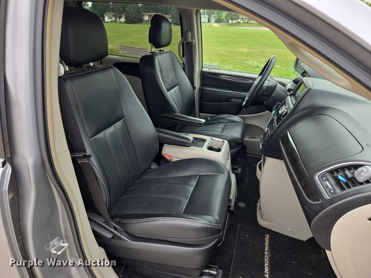 image for item ER5424 2015 Chrysler Town & Country van