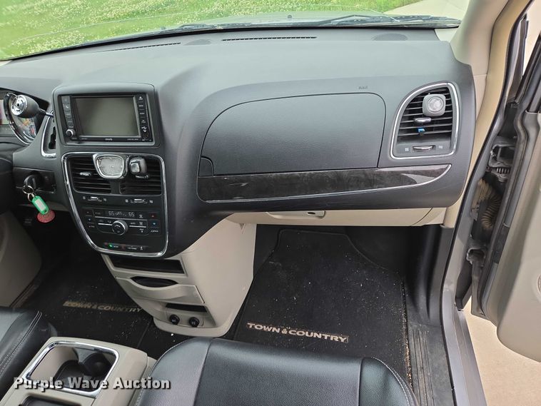 image for item ER5424 2015 Chrysler Town & Country van