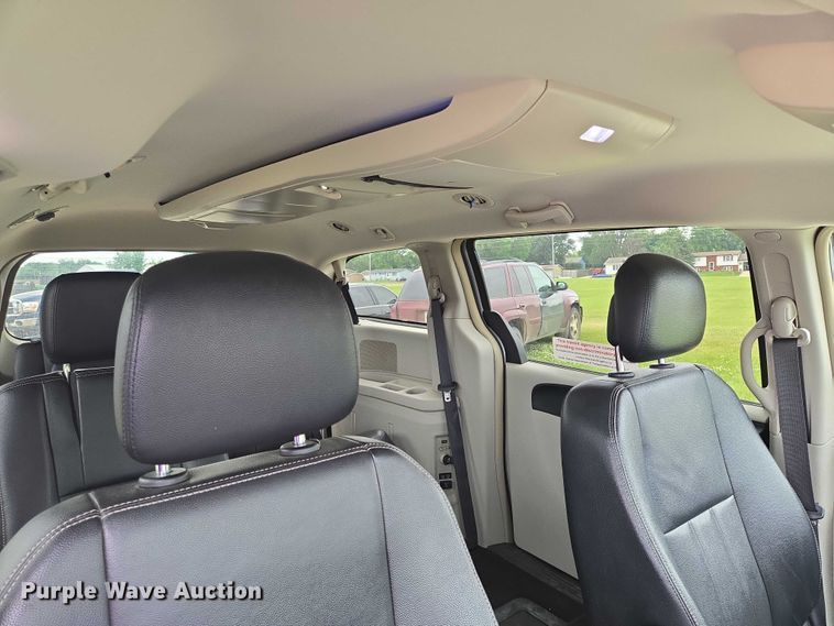 image for item ER5424 2015 Chrysler Town & Country van