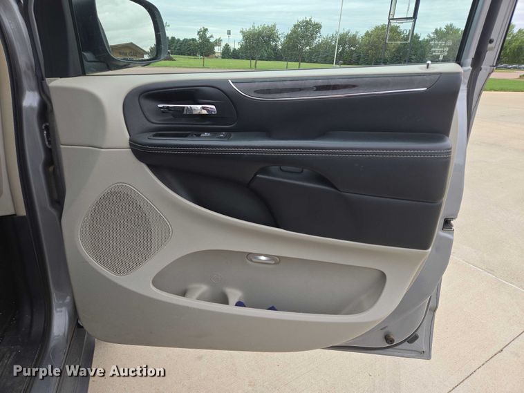 image for item ER5424 2015 Chrysler Town & Country van