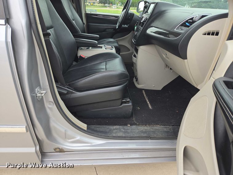 image for item ER5424 2015 Chrysler Town & Country van