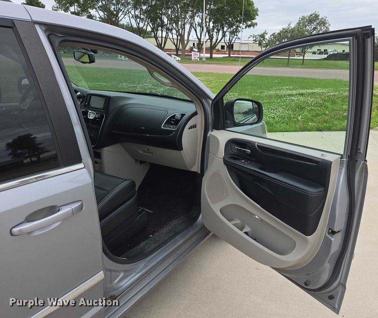 image for item ER5424 2015 Chrysler Town & Country van