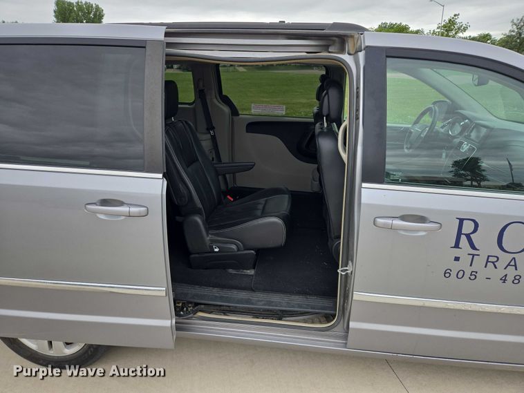 image for item ER5424 2015 Chrysler Town & Country van