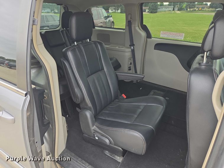 image for item ER5424 2015 Chrysler Town & Country van