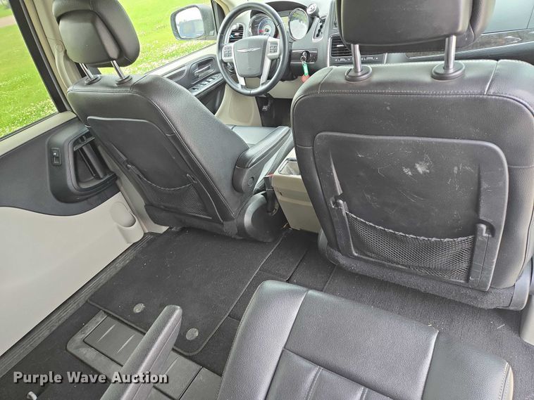 image for item ER5424 2015 Chrysler Town & Country van